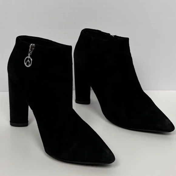 Wishbone β Sleek Black Ankle Booties with Modern Design size 9 - Picture 7 of 8